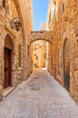 Jerusal Yahudi mahallesinde eski taş duvar arasında dar sokak
