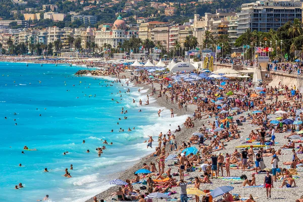 Pessoas na praia em Nice, França . — Fotografia de Stock