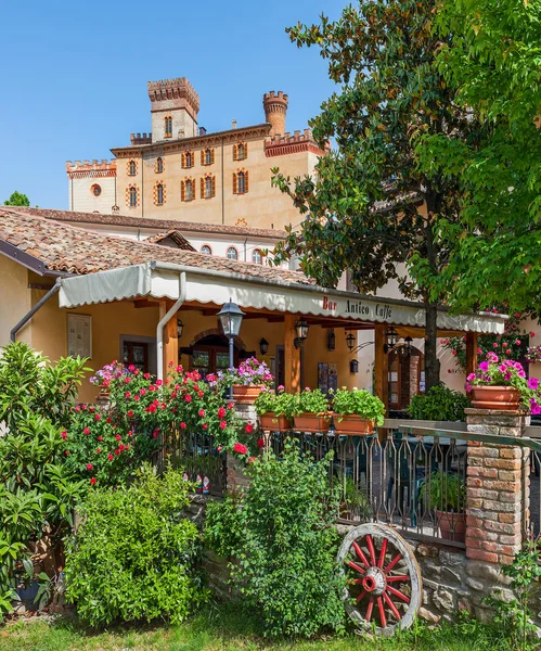 Kleine restaurnat en middeleeuws kasteel in barolo, Italië. — Stockfoto