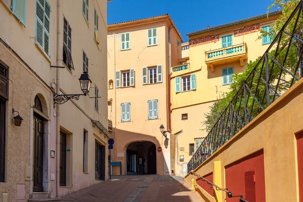 Narrow street in Menton, Francia . — Foto Stock