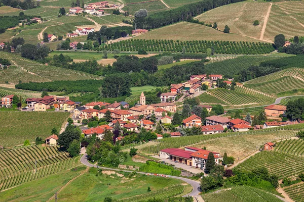 Piccolo paese e verdi colline in Italia . — Foto Stock