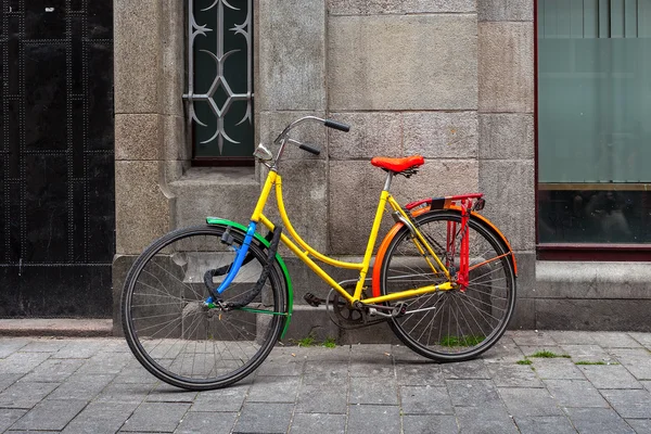 Buntes fahrrad in amsterdam. — Stockfoto