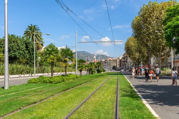 Trilhos de linha de eléctrico na grama em Nice . — Fotografia de Stock