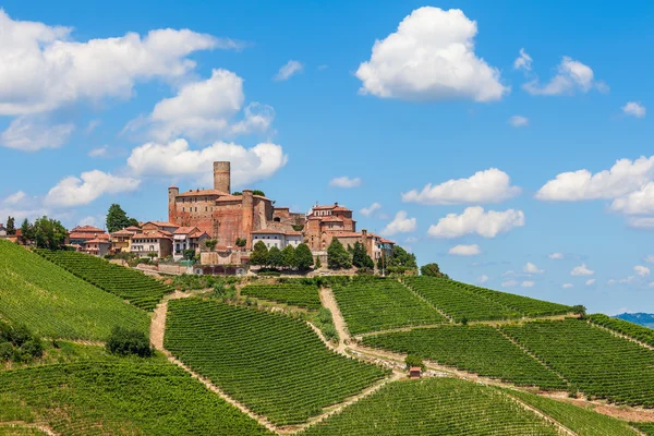 Piccolo paese sulla collina in Italia . — Foto Stock