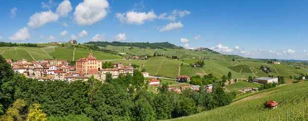 Panoramatický pohled ze zelených kopců v regionu Piemont, Itálie. — Stock fotografie