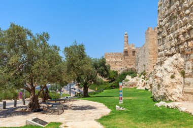 Geçit Kudüs antik duvarlar boyunca.