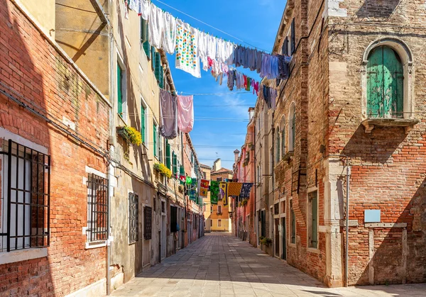 Viejas casas coloridas y pequeña calle en Venecia . —  Fotos de Stock