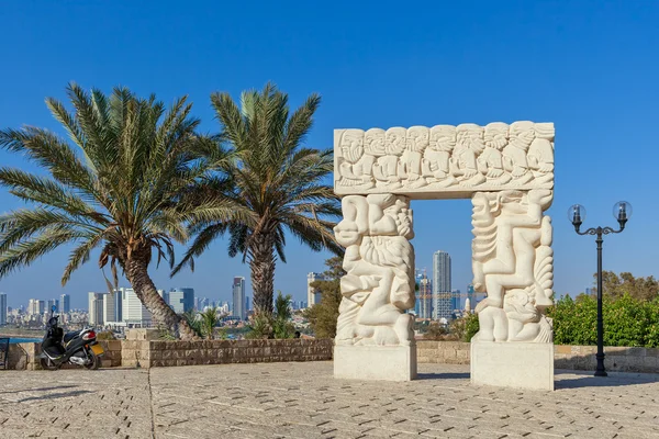 Standbeeld van geloof in oude Jaffa. — Stockfoto