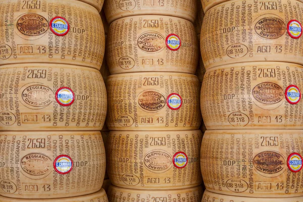 Ruedas de queso parmesano en Italia . —  Fotos de Stock