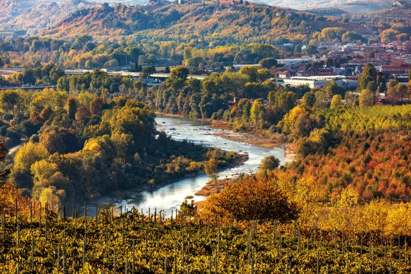 意大利北部皮埃蒙特市阿尔巴镇附近五彩缤纷的秋树中 塔纳罗河畔的景色 — 图库照片