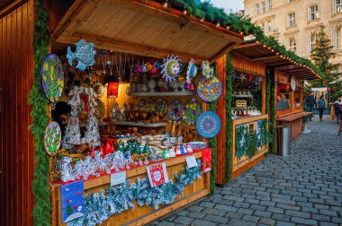 VIENNA, AUSTRIA - 4 Aralık 2019 'da Avusturya' nın Viyana kentindeki ünlü geleneksel Noel pazarında parke sokağında hediyelik eşya ve hediyelik eşya satan ahşap kulübeler.