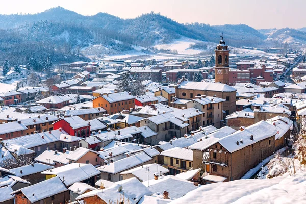 北イタリアのピエモンテ州の雪に覆われた小さな町の上からの眺め — ストック写真