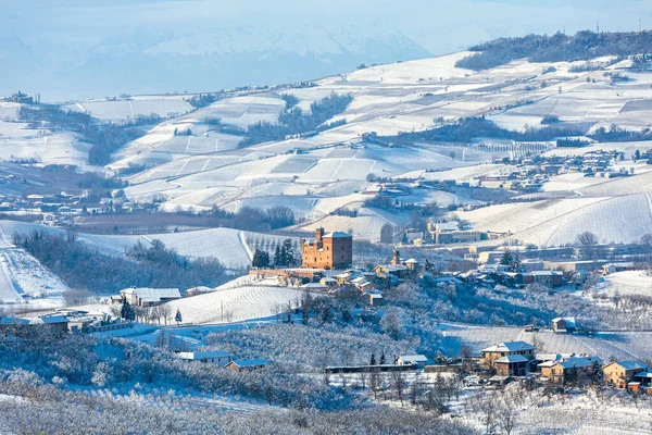 北イタリアのピエモンテ州の雪に覆われたランゲ地域の丘やブドウ畑の眺め — ストック写真