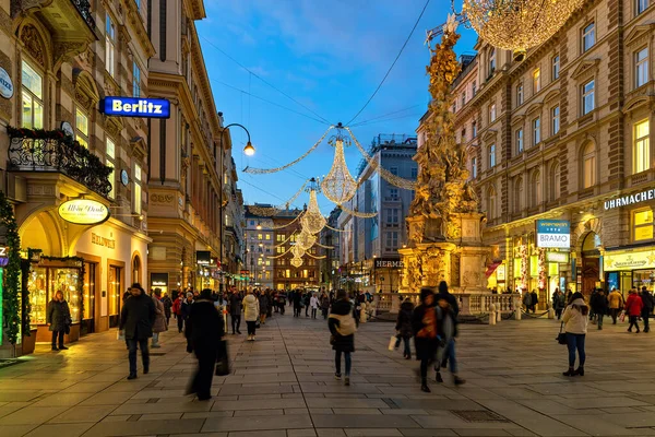 Vienna Oostenrijk December 2019 Mensen Lopen Avond Graben Straat Een — Stockfoto