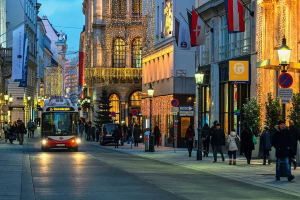 ウィーン オーストリア 2019年12月4日 人々は夜にウィーンの中心街の一つを歩いてクリスマス休暇のためにライトアップされ装飾されました — ストック写真