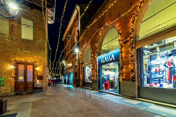 Cobblestone Rua Pedonal Lojas Decoradas Com Iluminação Natal Alba Piemonte — Fotografia de Stock