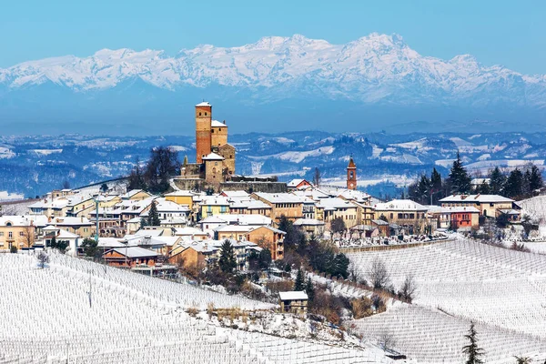 Pequeña Ciudad Medieval Viñedos Las Colinas Cubiertas Nieve Como Montañas — Foto de Stock