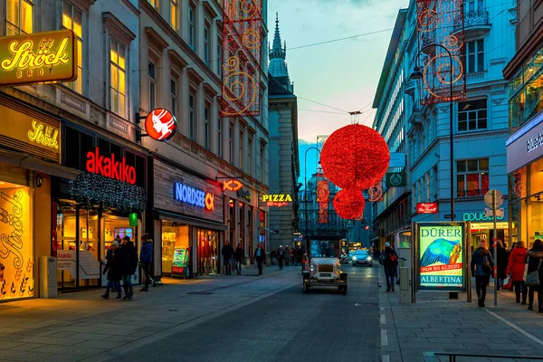 Vienna Austria Dicembre 2019 Persone Che Camminano Una Strada Illuminata — Foto Stock