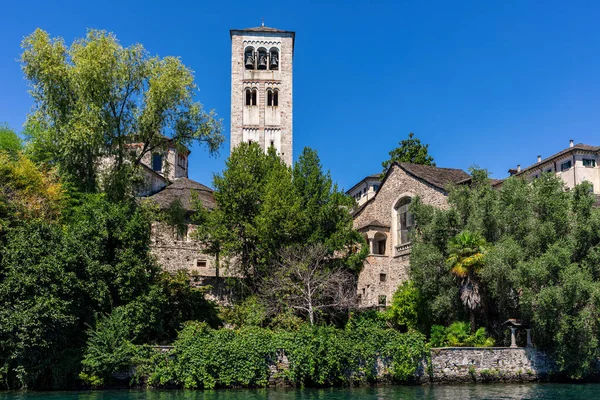 Mittelalterlicher Turm Und Altes Kloster Unter Grünen Bäumen Auf Der — Stockfoto