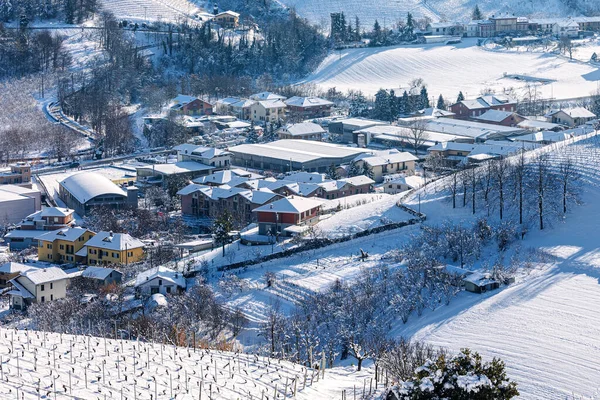 北イタリアのピエモンテ州の雪に覆われた丘や小さな町の上からの眺め — ストック写真