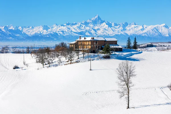 Landelijk Huis Heuvel Bedekt Met Sneeuw Als Besneeuwde Bergen Achtergrond — Stockfoto