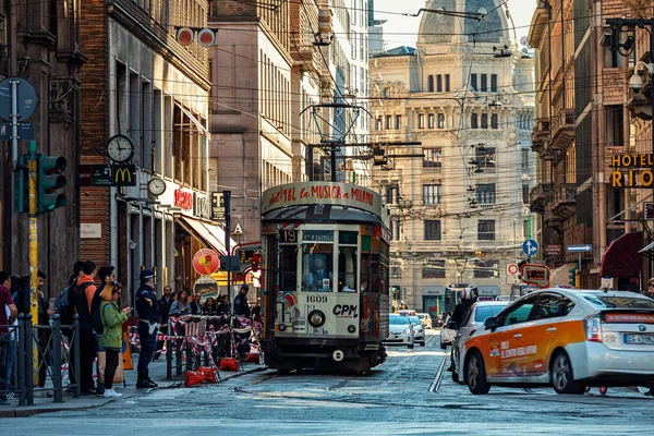 Milan Itálie Října 2018 Typický Pohled Ulici Lidmi Městskou Silnicí — Stock fotografie