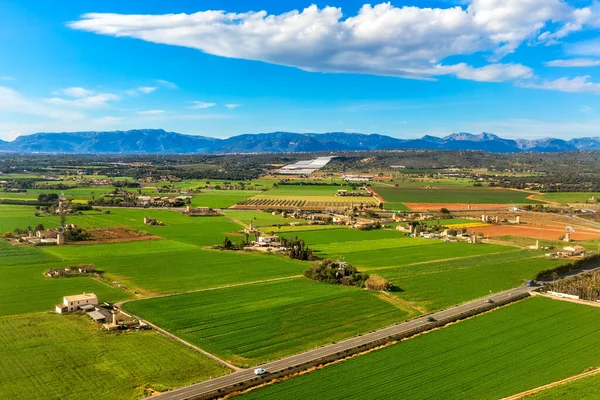 Luftaufnahme Von Grünen Ländlichen Feldern Und Wiesen Unter Schönem Himmel — Stockfoto
