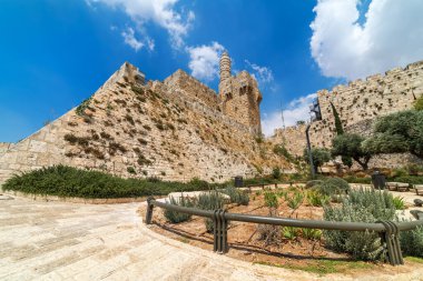 İsrail 'in Kudüs şehrinde, güzel gökyüzü altında ünlü Davud Kulesi (alçak açı görünümü)).