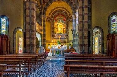 ALBA, ITALY - 23 Haziran 2020: Alba 'daki Madonna della Moretta kilisesinin bir parçası olarak ahşap sıralar ve sunaklar - Piedmont bölgesinde küçük bir kasaba, beyaz trüf mantarları ve şarap üretimiyle ünlüdür..