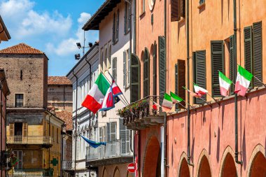 Alba, Piedmont, Kuzey İtalya 'daki belediye binasının ön cephesinde ve balkonunda İtalyan bayrakları sallanıyor..
