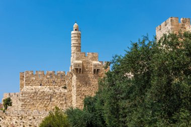 İsrail 'in Kudüs şehrinde mavi gökyüzü altında ünlü Davud Kulesi manzarası.