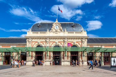 Nazik, FRANCE - 23 AĞUSTOS 2014: Nice, Fransa 'nın ana tren istasyonu Nice Ville' in önündeki sokakta yürüyen insanlar 1864 yılında açıldı ve 1867 yılında tamamlandı..