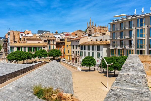 スペインのパルマにある青い空の下で旧市街の小さな都市公園やカラフルな家 — ストック写真