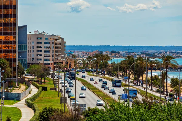 パルマ スペイン 2019年5月9日 海辺の遊歩道やパルマの近代的な建物に沿って都市道路を運転 首都とバレアレス諸島 スペイン 有名なリゾートや観光地の最大の都市 — ストック写真