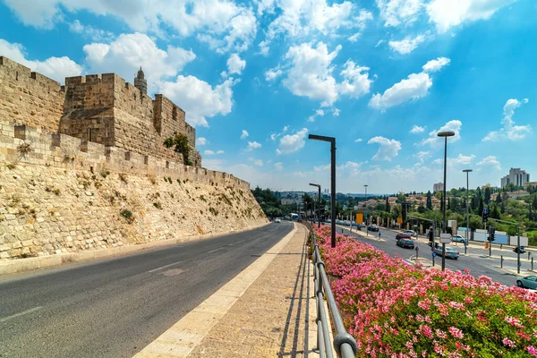 古代の城壁 ダビデの塔 エルサレムの美しい空の下の都市道路 イスラエルの眺め — ストック写真