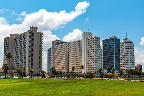 Vista Parque Urbano Com Grama Verde Edifícios Modernos Fundo Sob — Fotografia de Stock