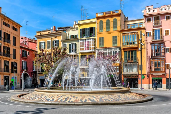 Palma Spanien April 2019 Fontän Och Färgstark Byggnad Plaza Reina — Stockfoto