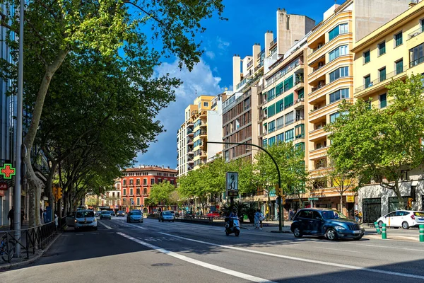 Palma Spanien April 2019 Stadtstraße Grüne Bäume Und Moderne Gebäude — Stockfoto