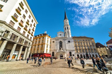 VIENNA, AUSTRIA - 27 EPTEMBER 2018: Mavi gökyüzü altındaki Aziz Michaels Kilisesi ve Viyana 'nın eski tarihi kesimindeki insanlar - başkent, ünlü ve popüler seyahat merkezleri.