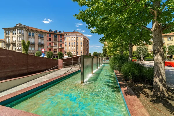 Moderner Brunnen Stadtplatz Mit Grünen Bäumen Unter Blauem Himmel Alba — Stockfoto