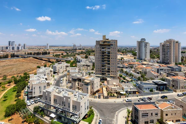 イスラエルのKiryat Gatの新しい近所の青い空の下でモダンなヴィラ 民家や住宅の建物 — ストック写真