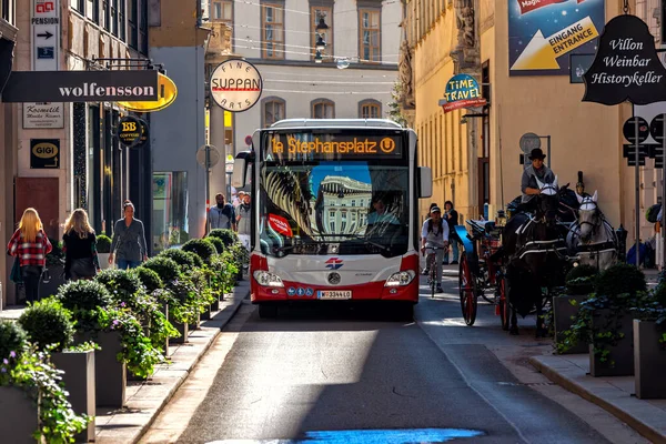Wiedeń Austria Wrzesień 2018 Autobus Publiczny Przewóz Konny Wąskiej Uliczce — Zdjęcie stockowe