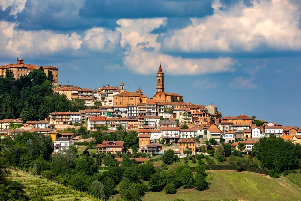 Vista Pequena Cidade Govone Colina Sob Belo Céu Nublado Piemonte — Fotografia de Stock