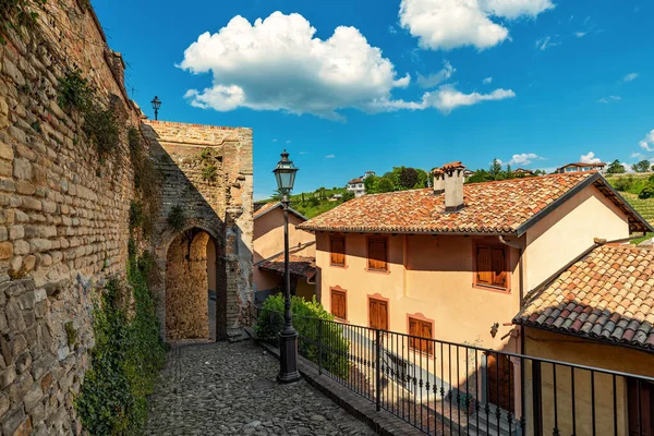 Estrecha Calle Empedrada Con Farola Entre Antigua Pared Circundante Casas —  Fotos de Stock