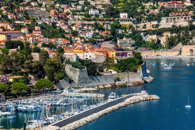 Villefranche-sur-Mer 'in yukarıdan görünüşü - Fransız Riviera' sında küçük bir kasaba, ünlü tatil ve turizm beldesi.
