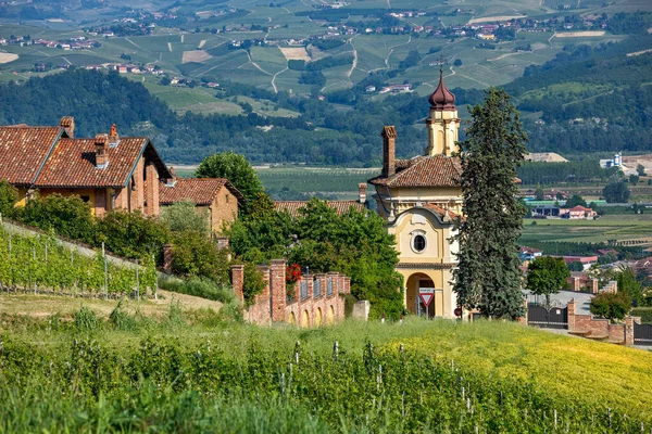 Pohled Zelené Pole Domy Kostel Malém Městě Guarene Piemontu Severní — Stock fotografie