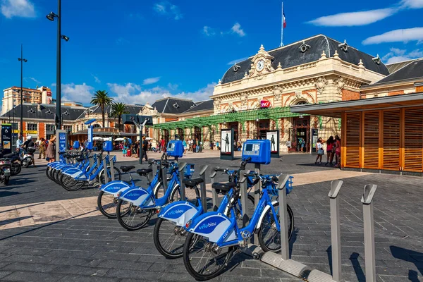 Nice Frankrike Augusti 2014 Cyklar Att Hyra Torget Framför Centrala — Stockfoto