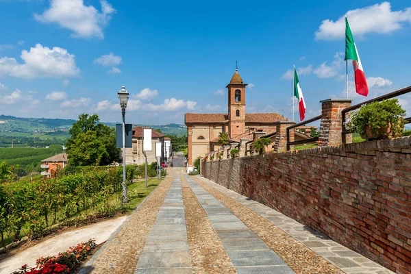 Enger Kopfsteinpflasterweg Entlang Der Backsteinmauer Als Kleine Pfarrkirche Unter Schönem — Stockfoto