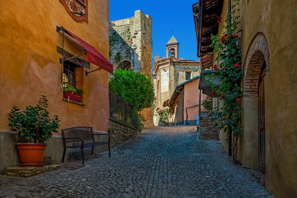 Estrecha Calle Empedrada Entre Las Casas Colores Conducen Pequeña Iglesia —  Fotos de Stock