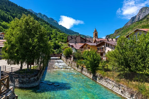 アルパイン川とピエトラポルツィオの小さな町は イタリア北部のピエモンテ州の青空の下で — ストック写真